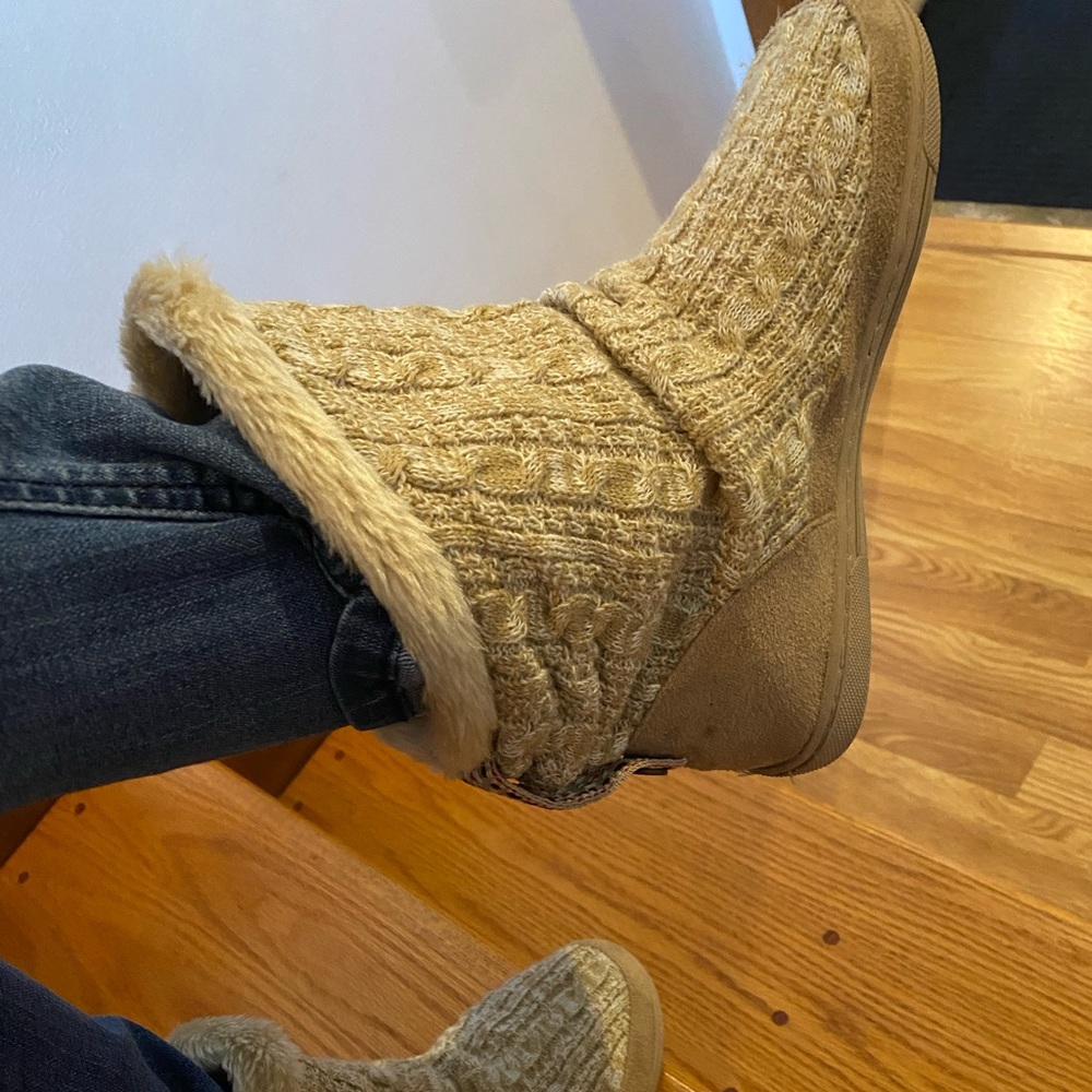 Jessica Simpson like new soled slippers. Faux fur, hits above ankle. W Size 6-7